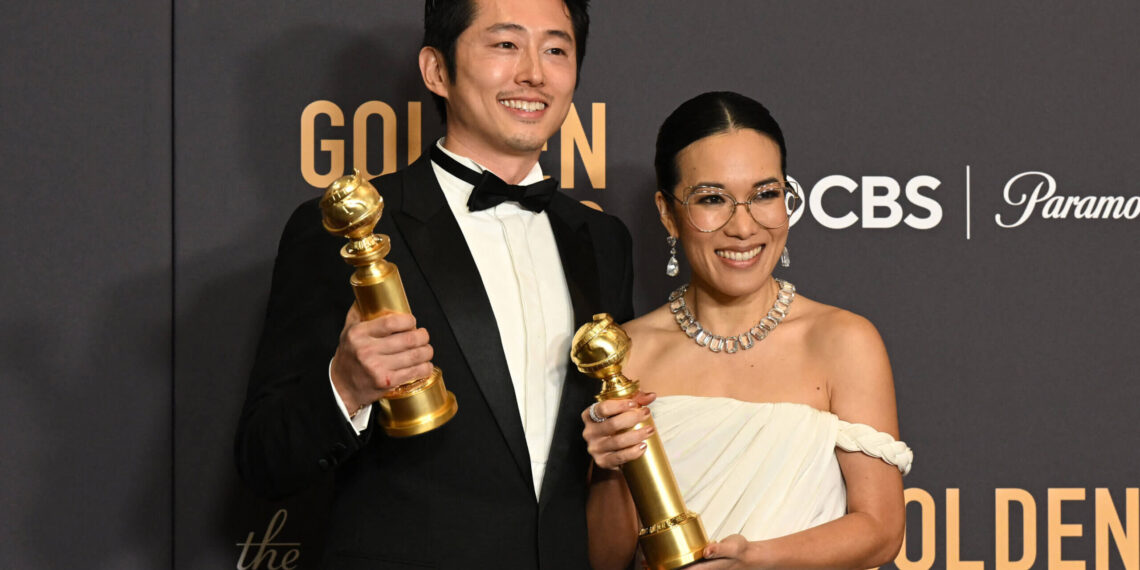 Globo de Ouro 2024: Em discurso, Steven Yeun se compara a Elsa de Frozen