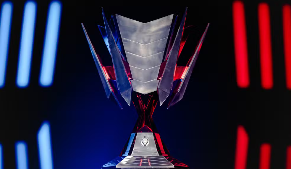 CBLOL apresenta novo troféu do campeonato