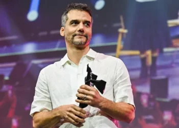 Wagner Moura se emociona ao ser homenageado na CCXP24