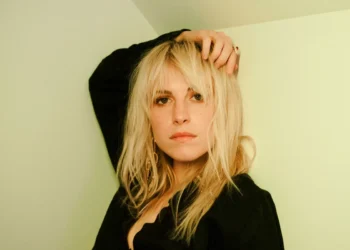 Hayley Williams Surpreende Fãs com 17 Músicas Inéditas em Lançamento Secreto no Seu Site