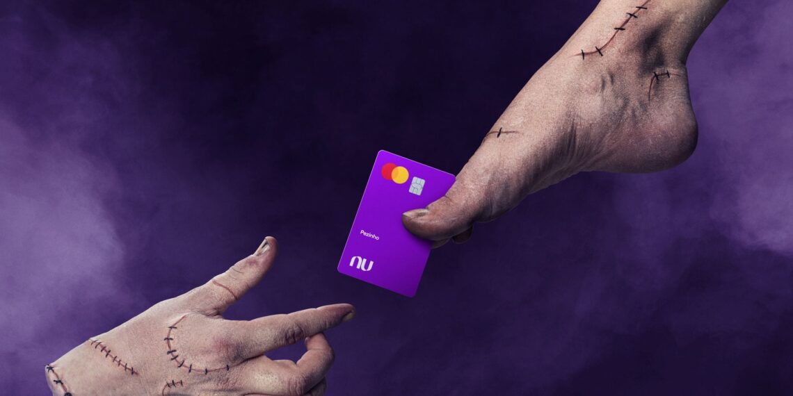 Nubank lança campanha inspirada em ‘Wandinha’ com novo personagem ‘Pezinho’; confira!
