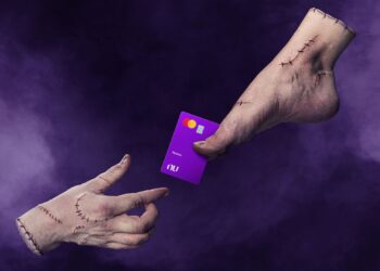 Nubank lança campanha inspirada em ‘Wandinha’ com novo personagem ‘Pezinho’; confira!