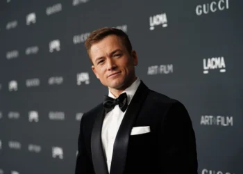 Taron Egerton Afasta Rumores e Descarta Viver James Bond: ‘Sou Bagunçado Demais Para Isso