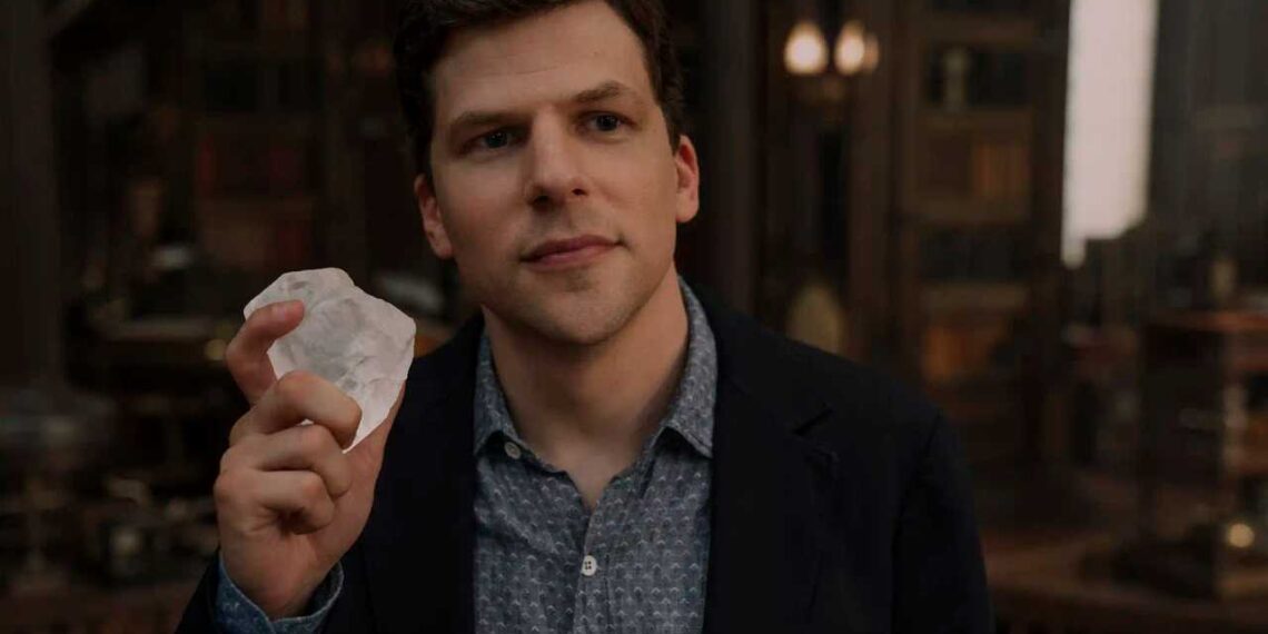 Jesse Eisenberg Surpreende com Mágica em Nova York para Promover “Truque de Mestre 3”