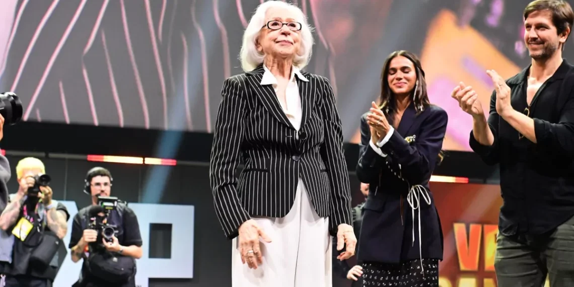 Emocionada com Ovação, Fernanda Montenegro é Aclamada como Maior Artista do Brasil na CCXP 2025