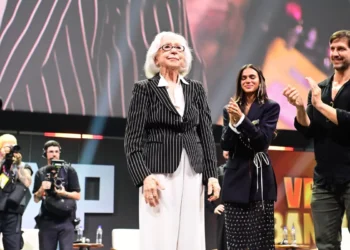 Emocionada com Ovação, Fernanda Montenegro é Aclamada como Maior Artista do Brasil na CCXP 2025