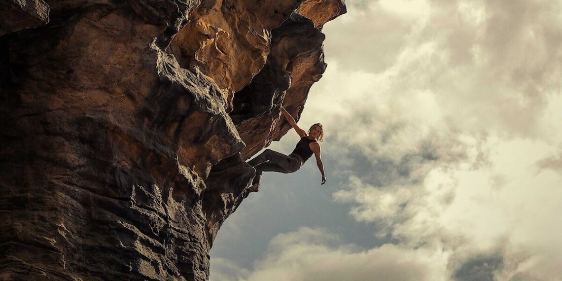 O Jogo do Predador: Charlize Theron enfrenta canibal psicopata em thriller da Netflix que quase dá certo