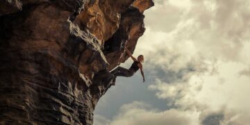 O Jogo do Predador: Charlize Theron enfrenta canibal psicopata em thriller da Netflix que quase dá certo